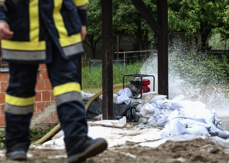 Pod vodom dijelovi Zagreba; u Lici proglašene izvanredne mjere obrane od poplava