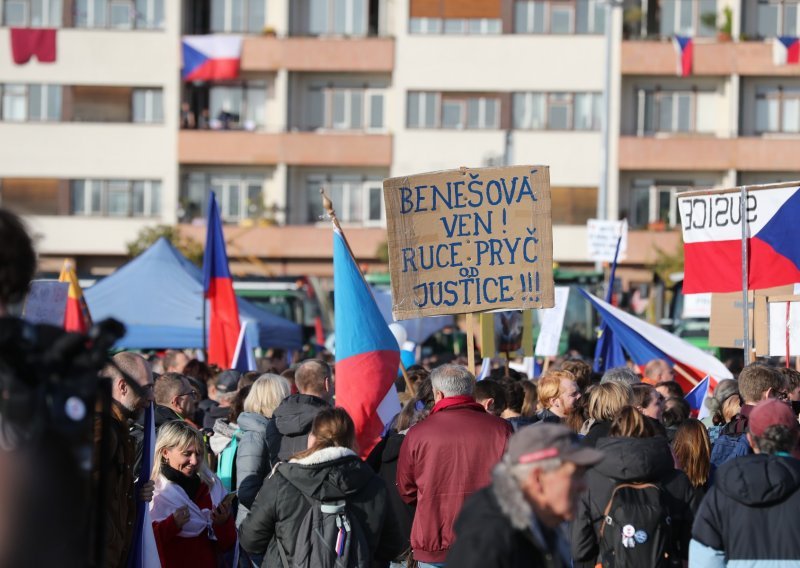 Četvrt milijuna Čeha izašlo na ulice, traže povlačenje Babiša i Zemana