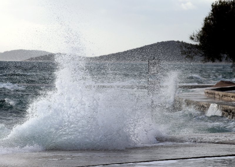 Dijelove Dalmacije zahvatila ciklonalna plima