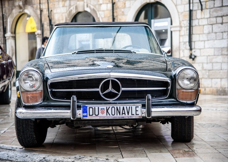 [FOTO] Oldtimeri pokorili Dubrovnik; pogledajte koje su sve legendarne jurilice stigle na Stradun