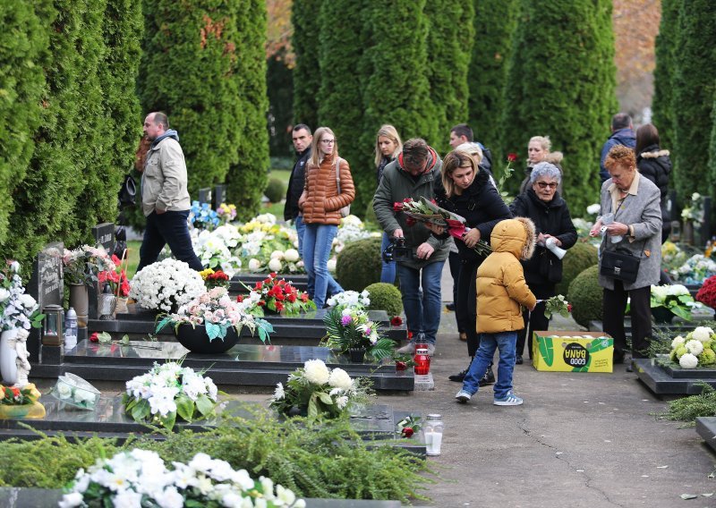 Vukovar: Na grobove branitelja na Memorijalnom groblju položene ruže i upaljeni lampioni