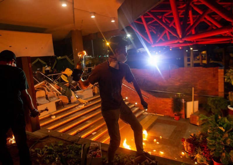 Prosvjednici u Hong Kongu zapalili ulaz u sveučilište kako bi policiji onemogućili ulaz