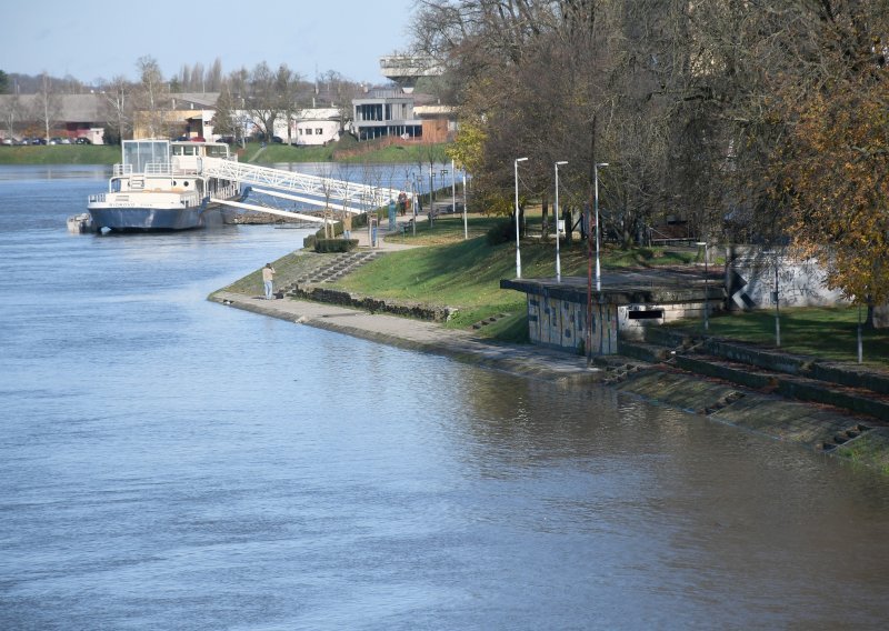 Kupa i Korana nabujale, Karlovac i Sisak se pripremaju za obranu od poplave, u Zagrebu se Sava izlila iz korita