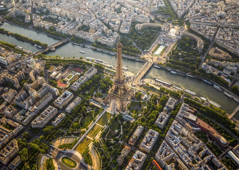 Zatvoren Eiffelov toranj, Louvre i Versailles