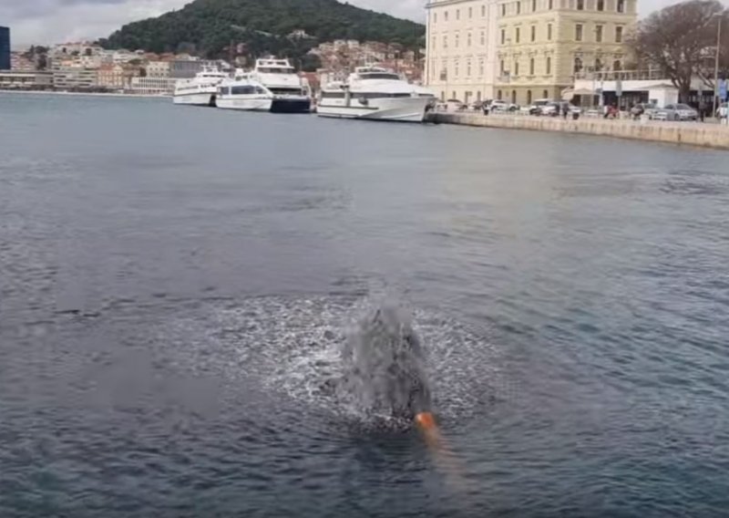 [VIDEO] Splićane šokirao prizor na Rivi; u moru osvanula cijev iz koje šiklja prljava voda