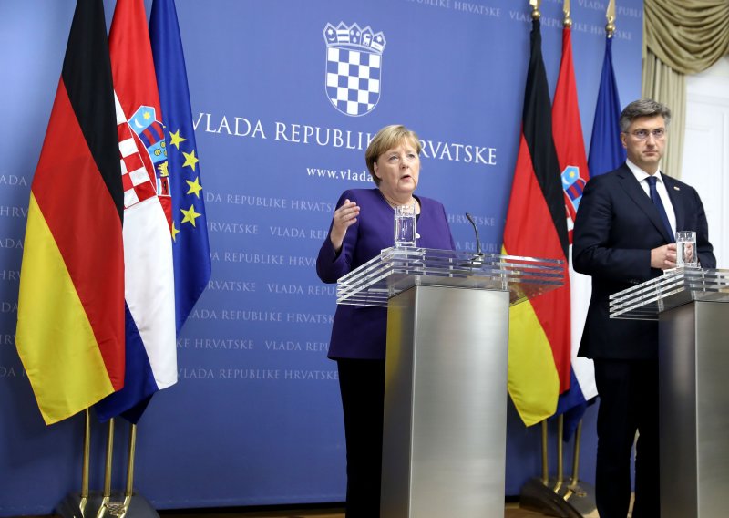 Merkel pohvalila hrvatske napore u obrani granica EU-a, odbacila pritužbe za kršenje prava migranata