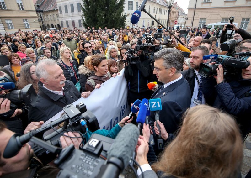 Šok pred Banskim dvorima: Plenković izašao iz Vlade i obratio se prosvjetarima. Oni su mu uzvratili šutnjom i transparentom