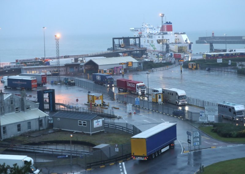 Irska policija pronašla 16 ilegalnih migranata u kontejneru trajekta, svi su dobro