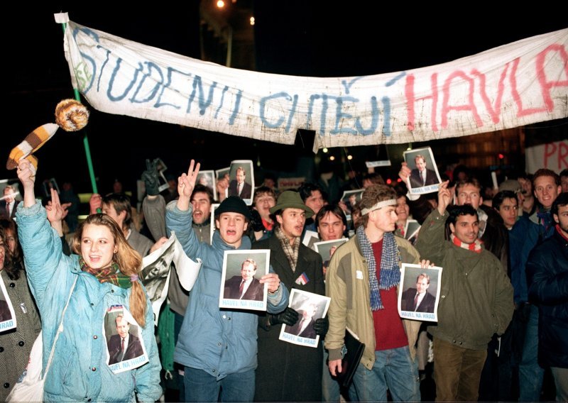 Povjesničar o 30. obljetnici: Što je prethodilo Baršunastoj revoluciji, koliko je njezino značenje te mogu li Česi i Slovaci biti zadovoljni njome