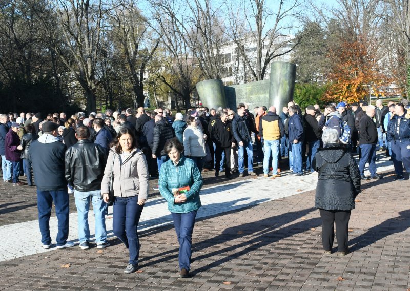 Branitelji i građani prosvjedovali u Sisku zbog skrnavljenja spomenika