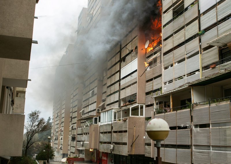 Vatrogasci otkrili kako je u zadnji čas u plamtećoj zgradi izbjegnuta katastrofa