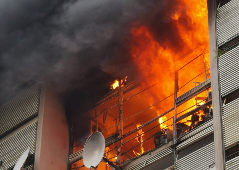 [FOTO] Požar u Splitu stavljen pod kontrolu, jedna žena ozlijeđena
