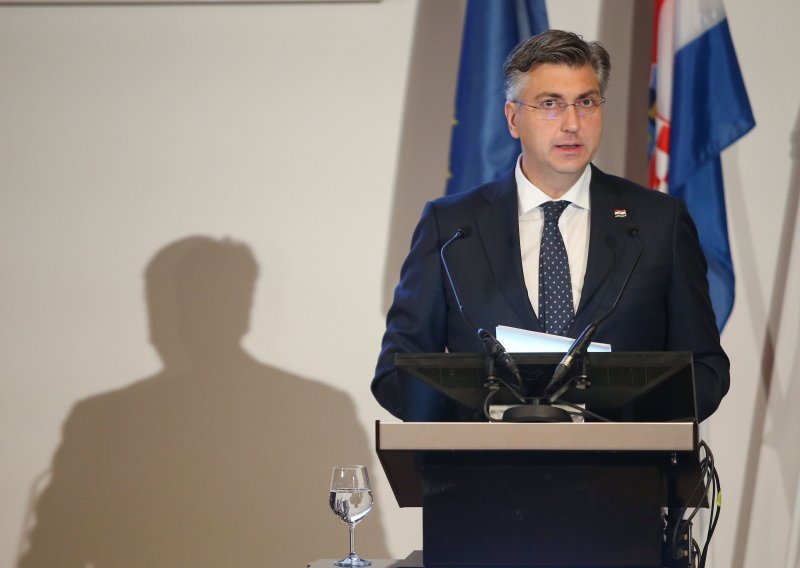 Plenković: Mediji šalju poruku da vladu treba stisnuti i ucijeniti. Zbog čega? Da se opet zadužimo?