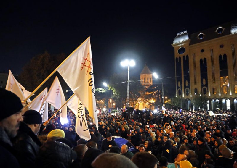 Tisuće u Gruziji traže reformu izbornog sustava, policija vodenim topovima tjerala prosvjednike