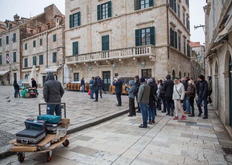 Snažan potres u Hercegovini, u Dubrovniku građani u strahu izašli na Stradun