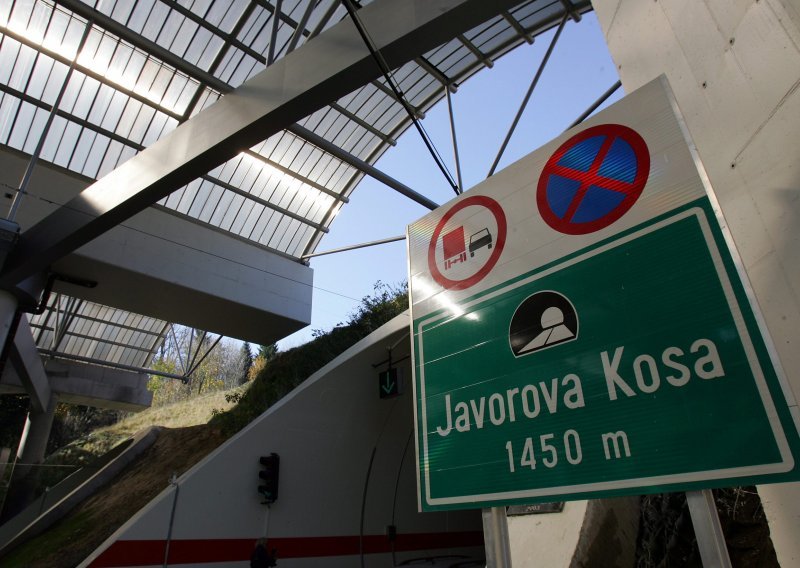 Jedna osoba teško ozlijeđena u nesreći u tunelu Javorova kosa, prema Zagrebu ide se zaobilazno
