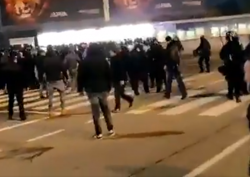 [VIDEO] Kaos pred stadionom: Potukli se navijači Dinama i Atalante, letjele boce i baklje, intervenirala i hitna pomoć
