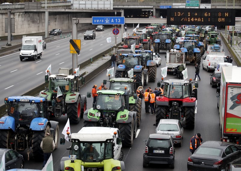 Francuski farmeri traktorima blokirali ceste kod Pariza; ogorčeni politikom Macrona i EU-a