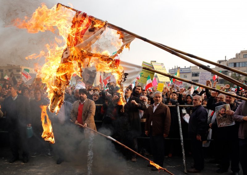 Stotine banaka i vladinih ureda zapaljeno u nemirima u Iranu