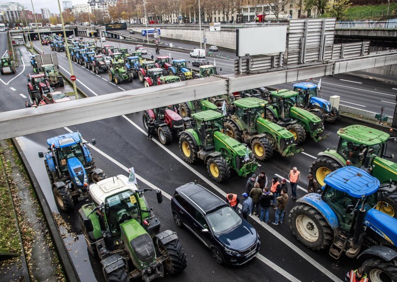 Poljoprivrednici traktorima blokirali dijelove Pariza