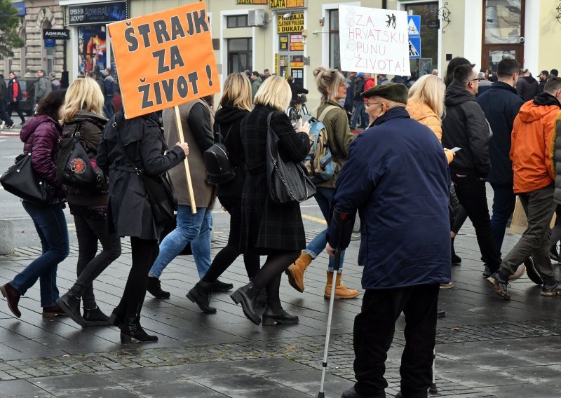 Radnicima Đure Đakovića u štrajku se pridružili učitelji, pola sata blokirali središte Slavonskoga Broda
