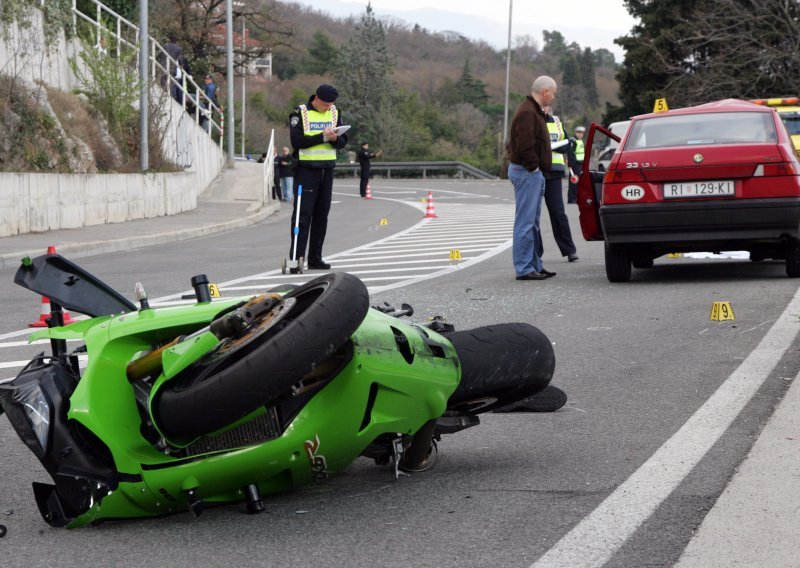 Motociklist bez vozačke preminuo nakon sudara u Rijeci