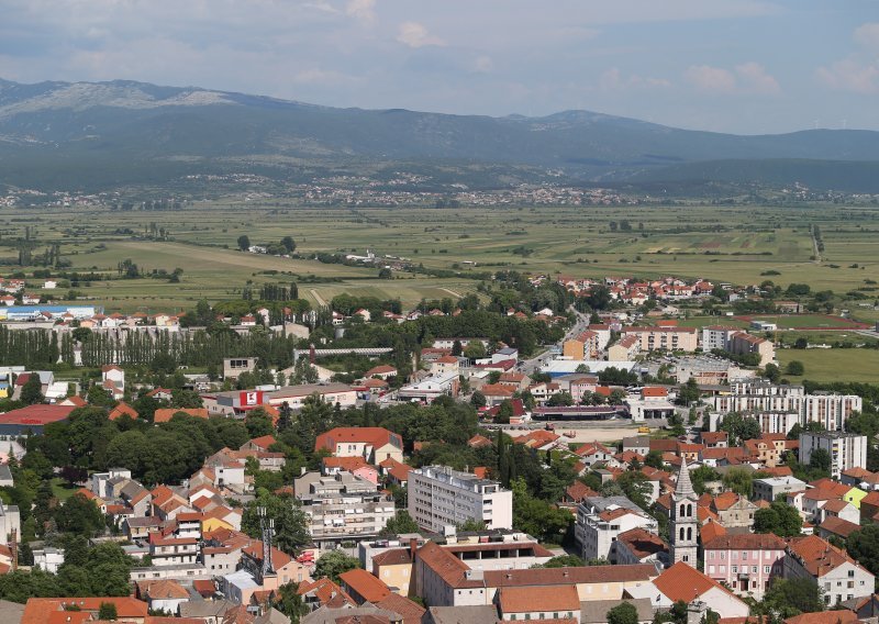 Doveli im djecu i poručili 'evo vam ih': Jedna dalmatinska škola sutra prekida štrajk