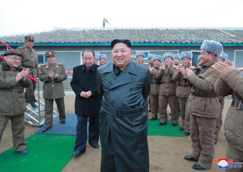 Kim Jong-un s osmijehom nadgleda lansiranje rakete, vojnici mu plješću