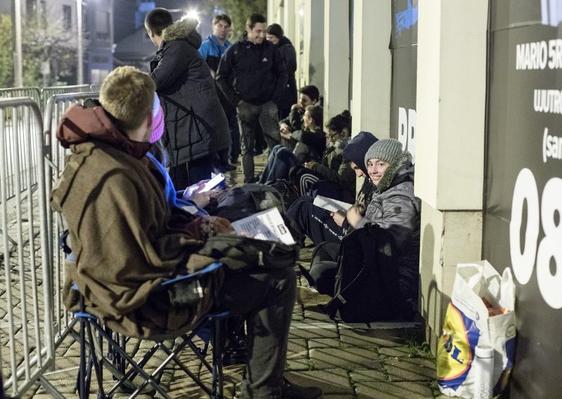 [FOTO] Stigao je Crni petak: Kupci u Zagrebu cijelu noć čekali u redu