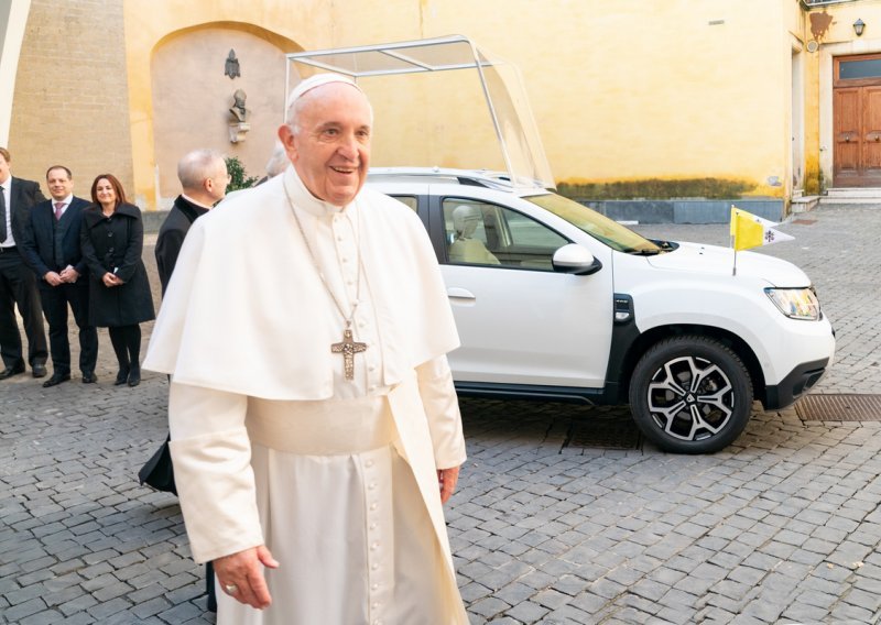 Dacia Duster na poklon papi Franji: Još jedan terenac u službi Svetog oca