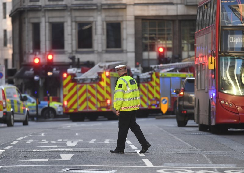 [FOTO] Kaos u Londonu: Pet osoba izbodeno nožem, napadač ustrijeljen