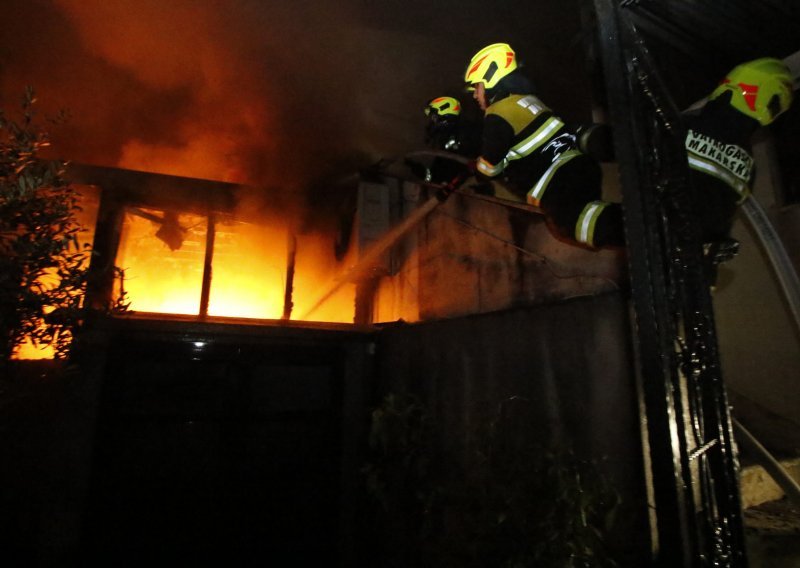 [FOTO / VIDEO] Požar restorana u Makarskoj: Stakla su frcala zbog vrućine, a ljudi bježali van