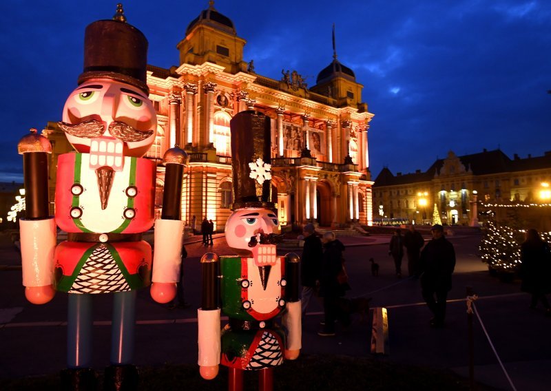 Zgrada HNK u Zagrebu dobila svečano adventsko ruho