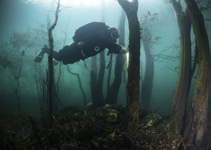 Fotografije od kojih zastaje dah! Zaronili među drveće i suhozide u jezero koje nastaje dvaput godišnje