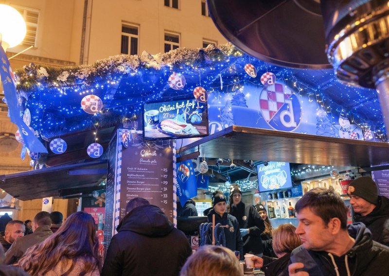 Prva momčad Dinama izazvala veliku gužvu na adventskoj kućici 'Dinamova čarolija'