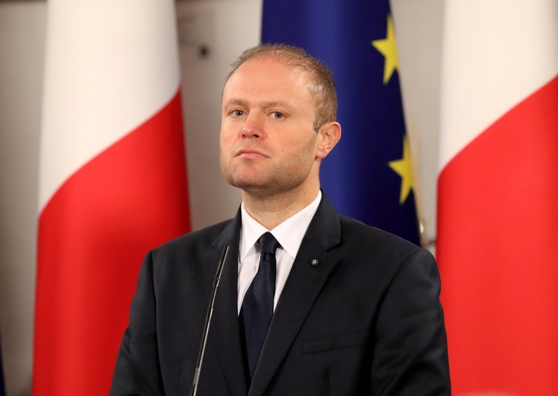 Malteški premijer odbacio pritisak javnosti da odmah podnese ostavku i najavio da će odstupiti u siječnju