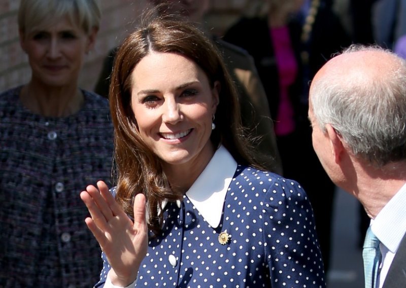 Kate Middleton zasukala rukave i pripremala slastice u idealnoj blagdanskoj haljini