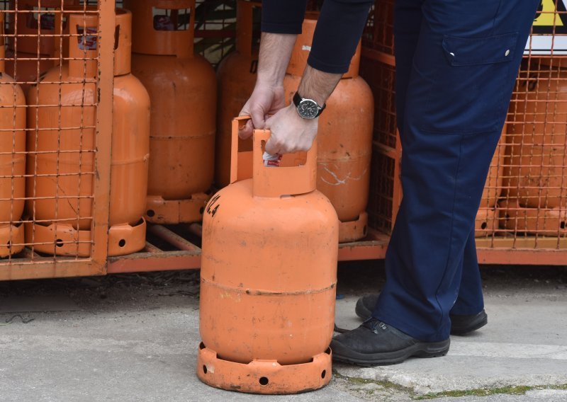 U automobilu prevozio plinsku bocu pa zapalio cigaretu i izazvao požar