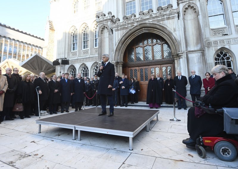 Bdijenje za žrtve napada nožem nedaleko London Brigdea