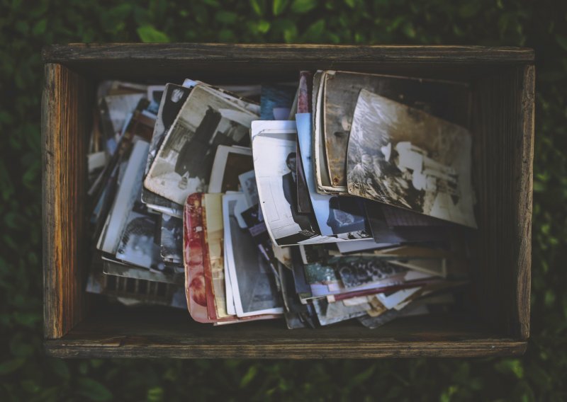 Imate hrpu starih fotografija? Evo kako ih možete digitalno pohraniti