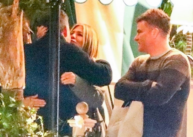 Jennifer Aniston uhvaćena u zagrljaju drugog muškarca
