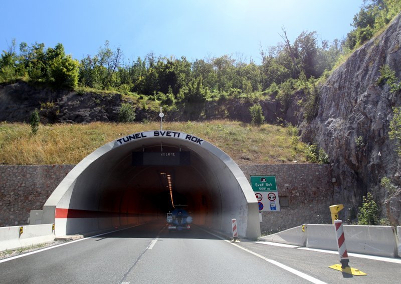 Požar u tunelu Sveti Rok, promet prekinut u oba smjera