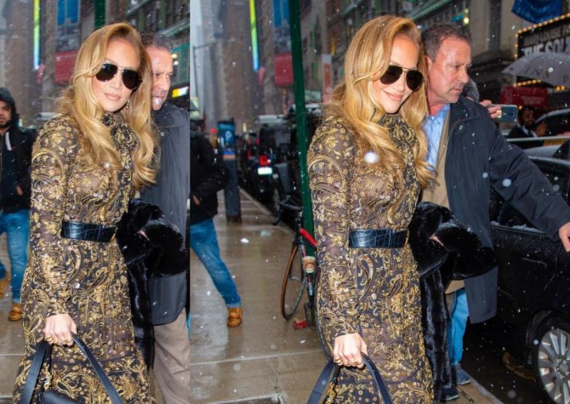 Jennifer Lopez zna kako se nosi najvruća zimska kombinacija - lepršava haljina i visoke čizme
