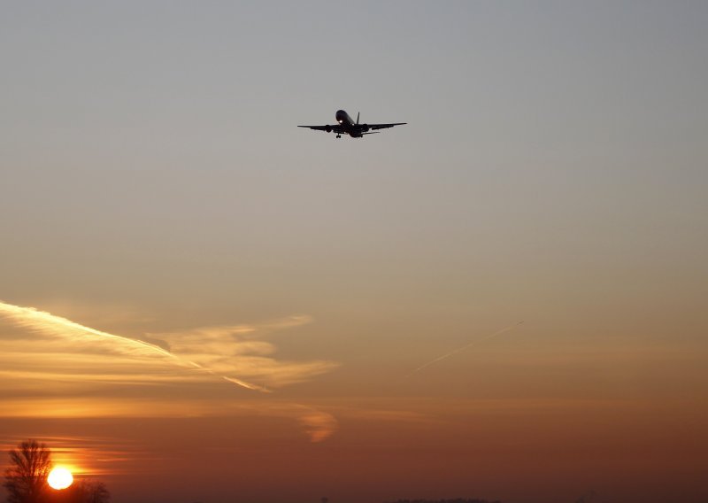 Stjuardesa porodila bebu u avionu