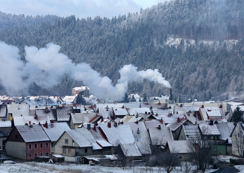 [FOTO/VIDEO] Delnice i Gorski Kotar osvanuli u bajkovitom izdanju, stigao je prvi snijeg