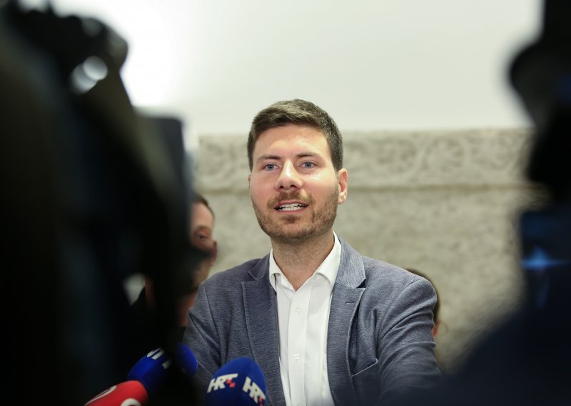 Pernar predao 15 tisuća potpisa za predsjedničku kandidaturu