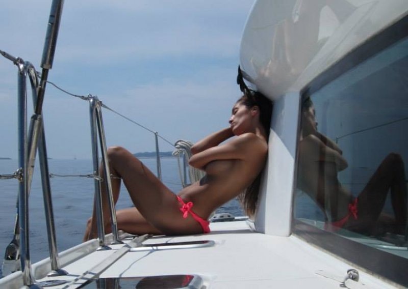 Objavila sočne fotografije u toplesu