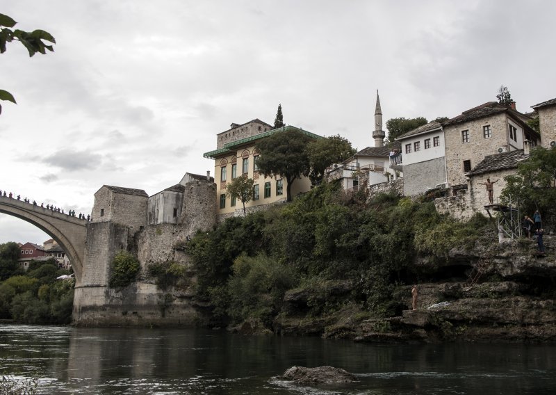 Diplomati od Čovića i Izetbegovića zatražili rješenje problema izbora u Mostaru