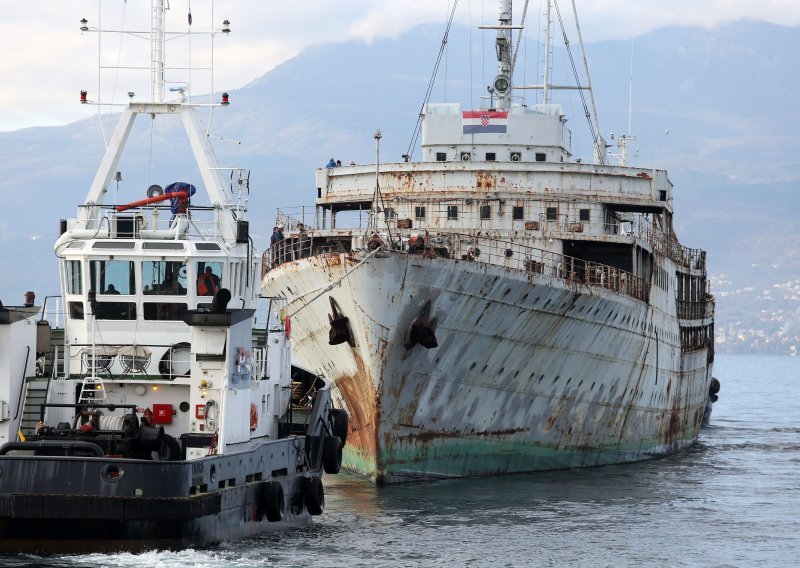 Titova ploveća rezidencija Galeb otegljena iz riječke luke u brodogradilište u Kraljevici