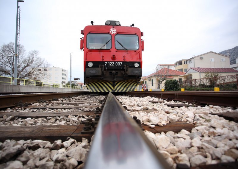 [VIDEO] Nova nesreća: U rano jutro vlak izletio iz tračnica u Kaštelima